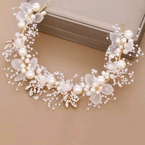 Faux pearl and petal decor hair accessory