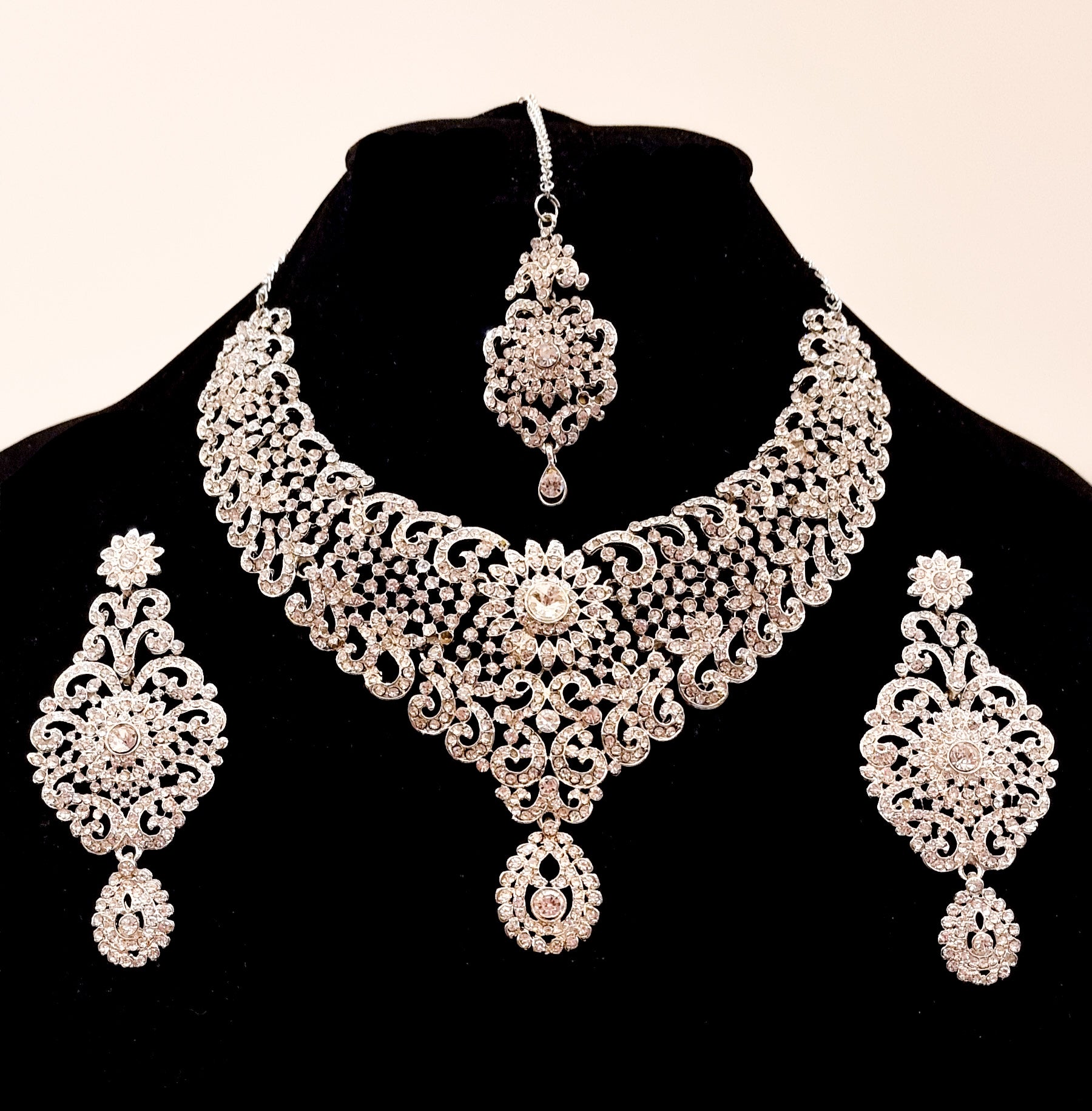 Diamond Cut Silver Stones Necklace With Earrings & Tikka.